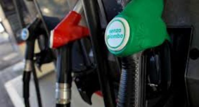 Iva: per scongiurare l'incremento rispunta l'aumento delle accise sulla benzina